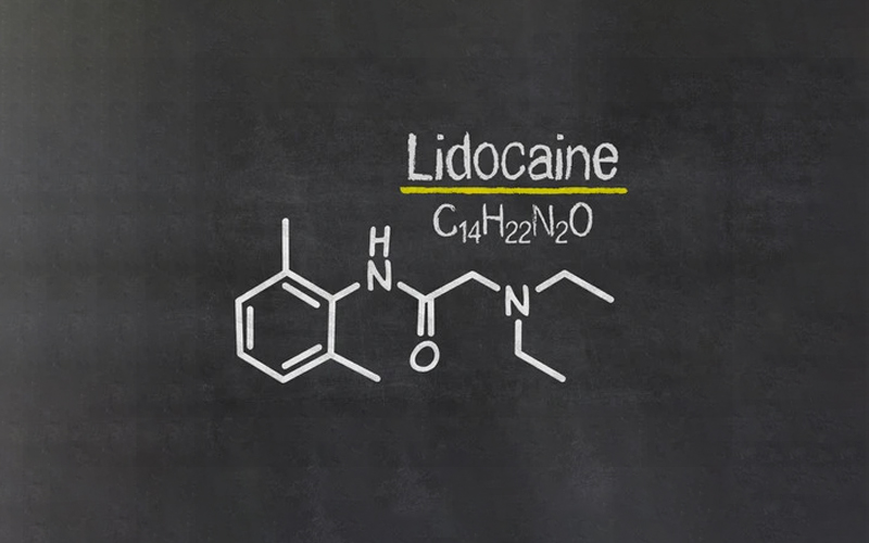 Lidocaine, còn được gọi là xylocain hoặc lidocaine, được nhà hóa học người Thụy Điển Nils Löfgren tổng hợp lần đầu tiên dưới tên 'xylocain' vào năm 1943. 